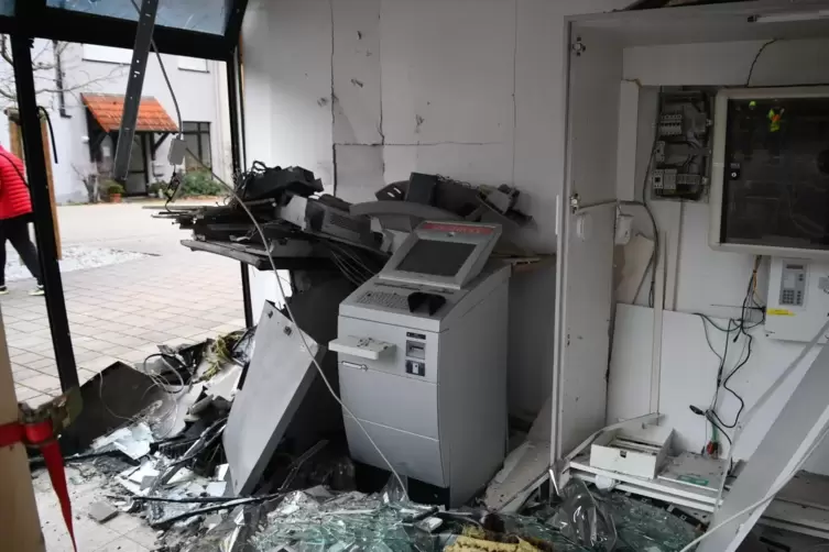 In der Nacht von Sonntag auf Montag wurde ein Geldautomat gesprengt. Die Täter sind flüchtig.