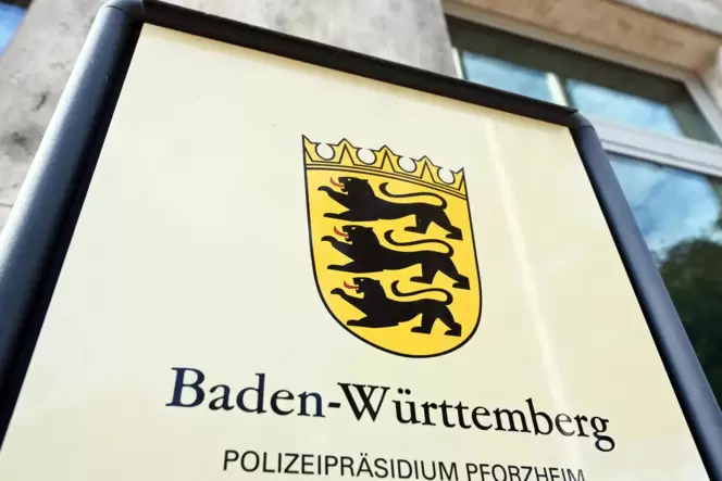 Die Tafel am Eingang zum Polizeipräsidium Pforzheim.