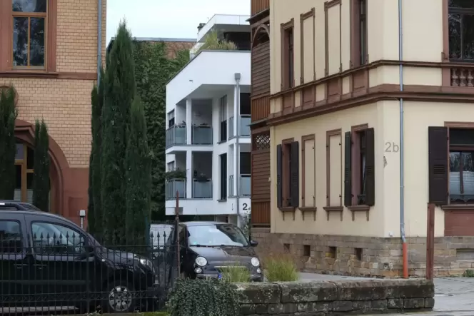 In der Schloßstraße in Landau zwischen Schlössel und Frühmesser-Tankstelle steht im ehemaligen Garten eines Gründerzeitbaus ein