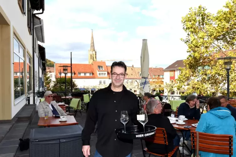 Schöne Aussichten: Pächter Stephan Czermak im frisch eröffneten Restaurant „Stadtblick“.