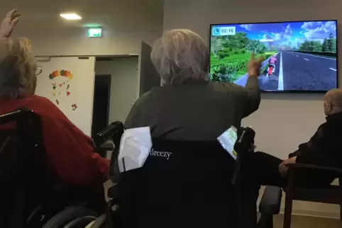 Gern mit dem Motorrad auf rasanter Tour: Bewohner des Kessler-Handorn-Seniorenhauses in Siegelbach haben die Spielekonsole namen