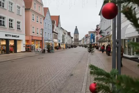 Maximilianstraße in der Weihnachtszeit: 2021 mit Buden. Maximilianstraße in der Weihnachtszeit: 2021 mit Buden.