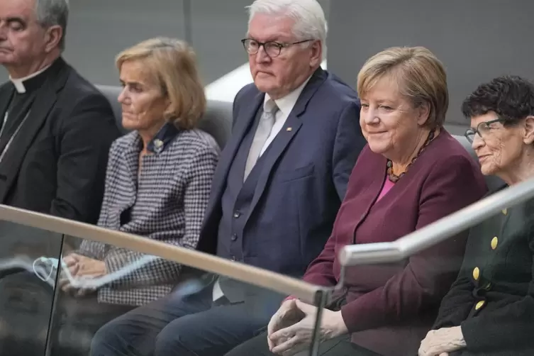 Bundeskanzlerin Angela Merkel verfolgte die Eröffnung des 20. Bundestags von der Besuchertribüne aus – neben Bundespräsident Fra