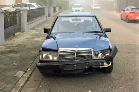 Der Mercedes des Unfallverursachers wurde ohne Nummernschilder in einer Seitenstraße abgestellt. 