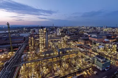 Am Standort Ludwigshafen, im Bild das Stammwerk, baute die BASF binnen eines Jahres den Personalstand um 987 Mitarbeiter ab.
