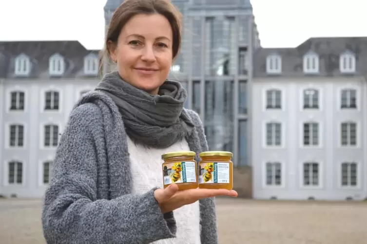 Karoline Schmidt mit dem Schlosshonig 2021.