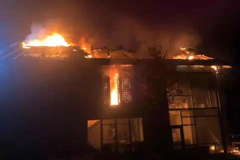 Der Dachstuhl des Hauses in Erlenbach brannte am Montagabend lichterloh. Verletzt wurde bei dem Feuer niemand.