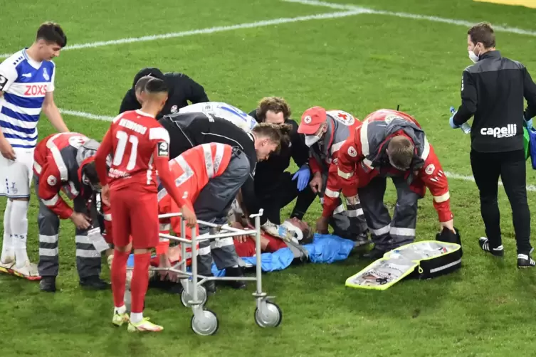 Schreckmomente: FCK-Profi Felix Götze wird auf dem Platz medizinisch versorgt.