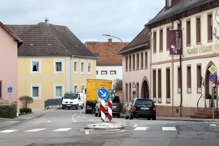 Die Staatsstraße in Edesheim wird derzeit ausgebaut.