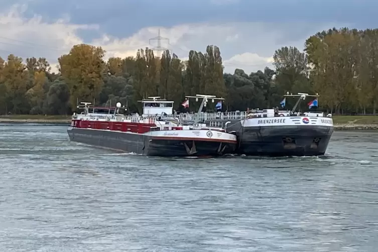 Festgefahrene Schiffe auf dem Rhein: Umladen der Fracht