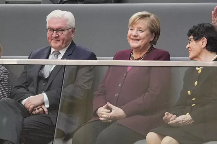 Zaungäste auf der Ehrentribüne: Bundespräsident Frank-Walter Steinmeier, Bundeskanzlerin Angela Merkel (CDU) und die ehemalige B