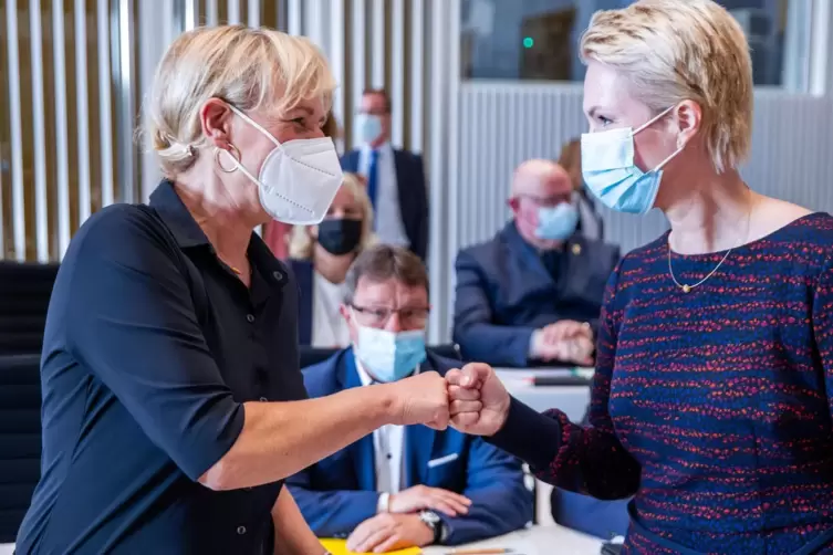 SPD-Ministerpräsidentin Manuela Schwesig will in Mecklenburg-Vorpommern mit den Linken regieren. Hier im Bild: Schwesig begrüßt 