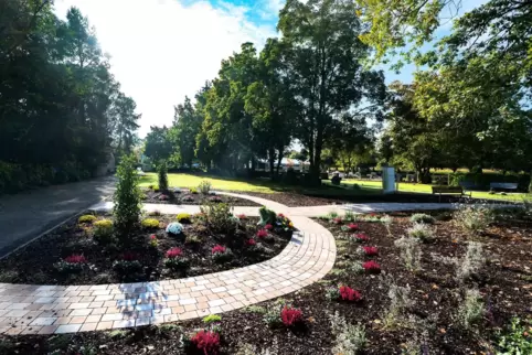Ein Weg führt durch die neue Anlage: der Memoriam-Garten auf dem Friedhof in Dudenhofen. Sowohl Urnen- als auch Erdgräber sind d