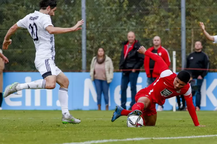 Simon Stehle (am Boden) aus dem Profiteam, der auch gegen Hassia Bingen für die U21 im Einsatz war, kassierte in Engers Rot für 