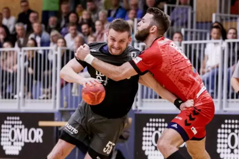 Gab früher alles für das Drittligateam des TuS Dansenberg: Alexey Wetz. Heute spielt er in der zweiten Mannschaft, weil er kürze