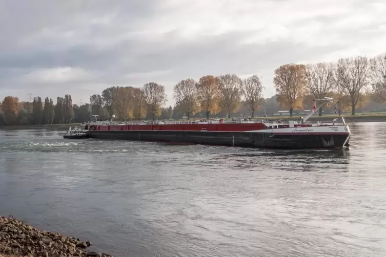 Nach dem Passagierschiff steckte am Dienstag auch ein Tankschiff im Rhein bei Hagenbach fest. 
