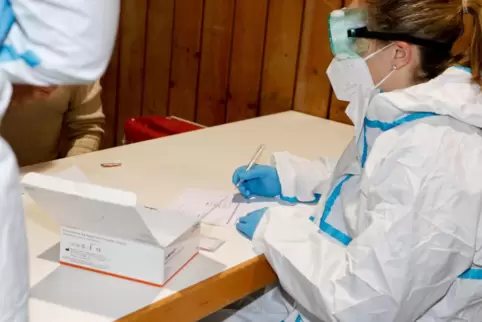 Beim Testen in der Donnersberghalle in Rockenhausen haben DRK und Feuerwehr zusammengearbeitet.