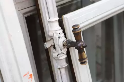 Die alten Fenster werden eingelagert. 