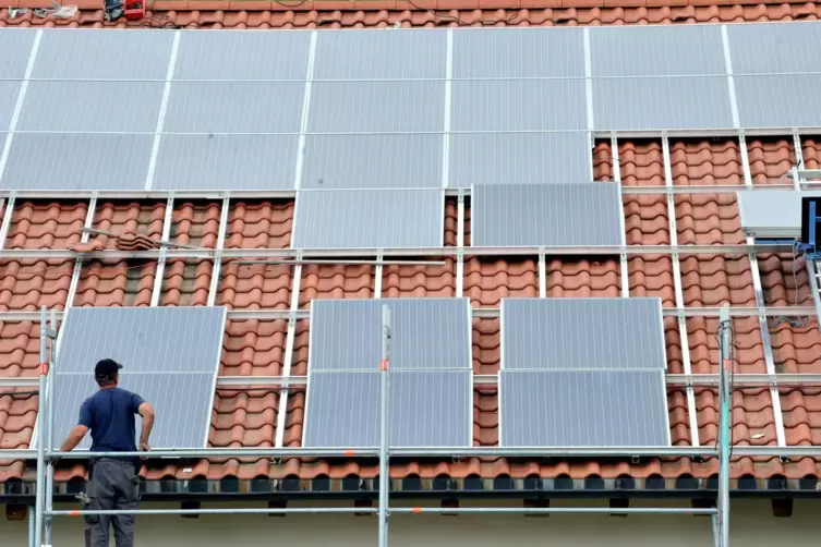 Die Kaiserslauterer Grünen wollen Privatleute bei Neubauten zu Solaranlagen auf dem Dach verpflichten. 