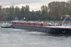 Das Tankschiff liegt nach einem Ausweichmanöver am „Hagenbacher Grund“ auf dem Rhein fest.