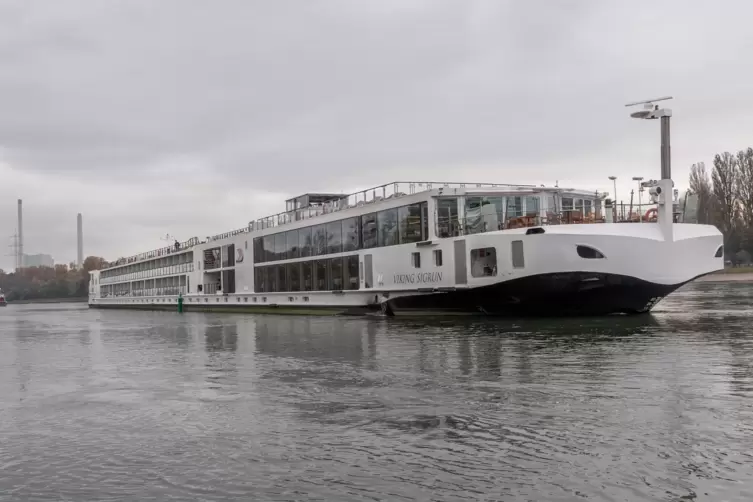 Das Fahrgastschiff „Viking Sigrun“, das schon am Montag im Rhein hängenblieb.