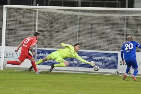 Das 1:0 für den FKP durch Mittelstürmer Dennis Krob (rechts). Kassels Maurice Springfield und Torhüter Nicolas Gröteke sind gesc