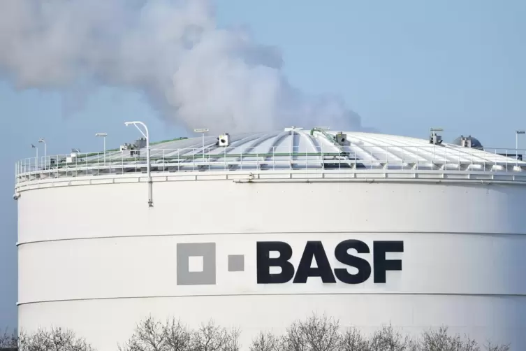 Die BASF hat ihre Prognose für das Gesamtjahr 2021 angehoben. 