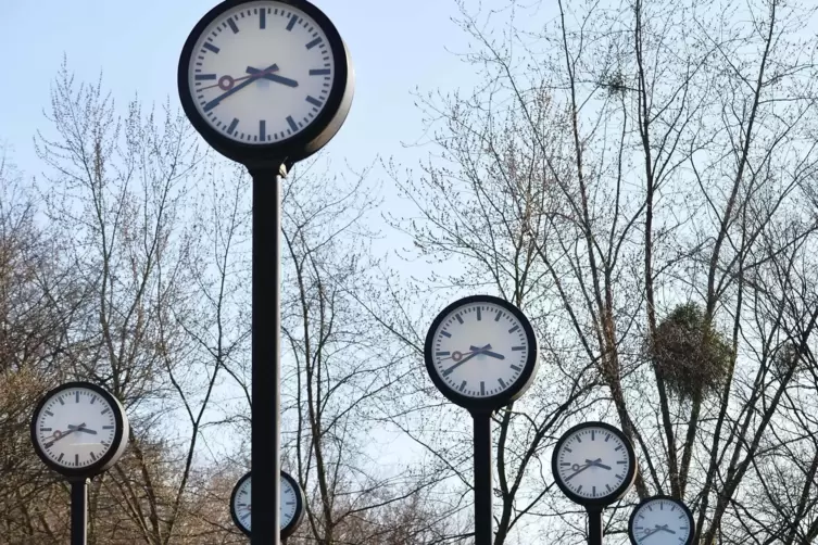 Welche Zeit darf es denn sein? Kunstwerk Zeitfeld in Düsseldorf. 