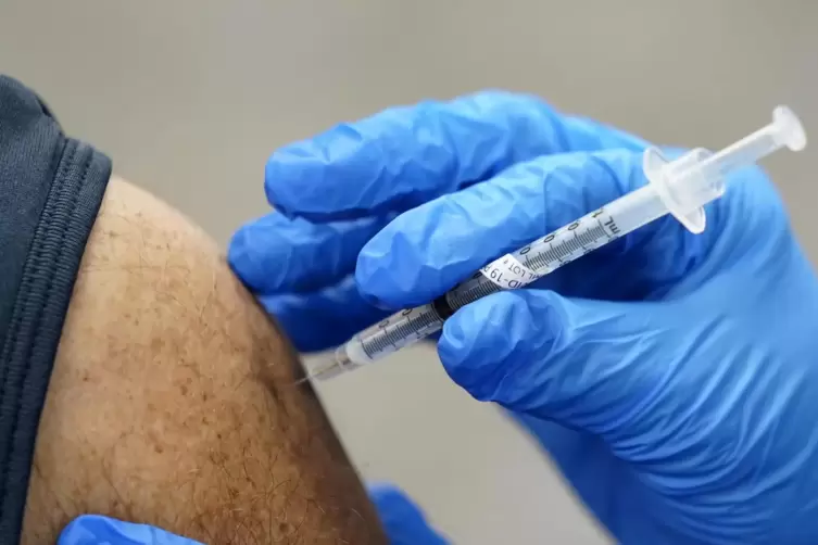 Sechs Monate nach der zweiten Impfung sollten sich Menschen ab 70 Jahren eine dritte Spritze geben lassen. 