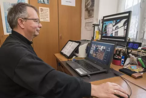 Pfarrer Klaus Zech hält einen Wohnzimmer-Gottesdienst. Das digitale Angebot bietet den Teilnehmern viele Möglichkeiten zur Inter
