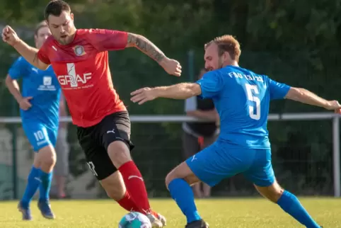 Der Schifferstadter Abwehrspieler David Furch (rechts) attackiert Steven Lehmann vom TSV Billigheim/Ingenheim. 