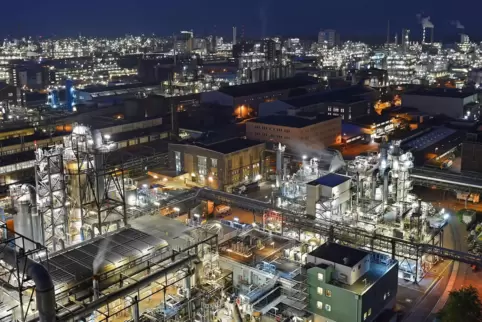 Chemieproduktion braucht viel Energie: In rund 200 Anlagen werden im BASF-Stammwerk in Ludwigshafen viele Produkte für Kunden au