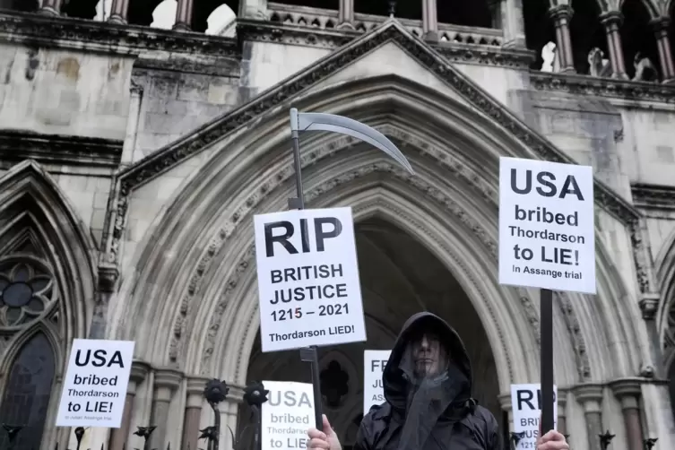Dieser Unterstützer von Julian Assange konstatiert den Tod der britische Justiz bei einem Protest vor dem Londoner High Court. 