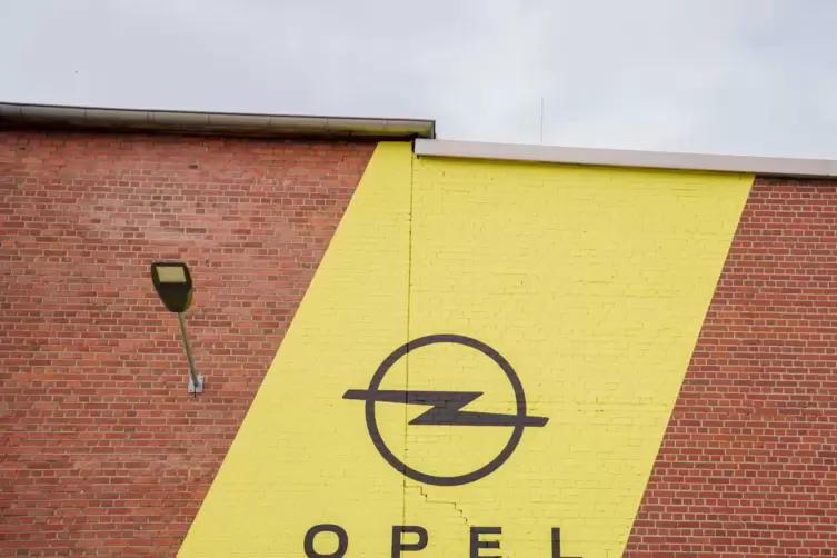 Das Opel-Logo an einer Fassade des Werks in Rüsselsheim. 