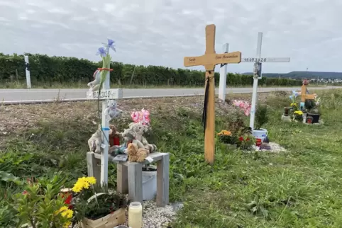 An der Unfallstelle erinnern Kreuze an die beiden Frauen und das Kind. 