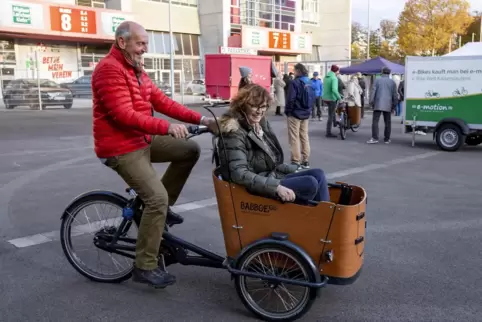 So machen neue Mobilitätskonzepte Spaß: Alfred Becker probiert auf einem Parkplatz vor dem Fritz-Walter-Stadion mit seiner Frau 