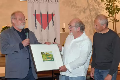 Kurt Werner (links) und Gerhard Hofsäß (rechts) überreichten Eberhard Dittus zum Abschied eine Janosch-Zeichnung. 