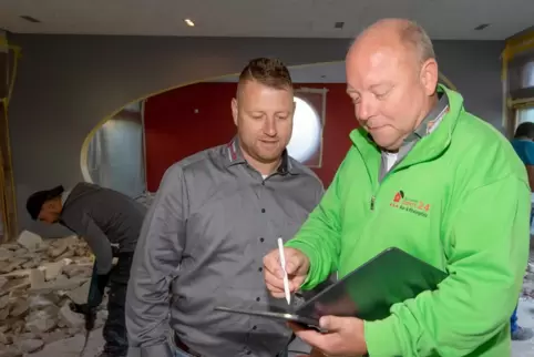 Einsatz in Schifferstadt: Theo Fath mit Bauleiter Stephan Wodzki (rechts). Im Bistro „Nemo“ ist eine Großsanierung nach einem Wa