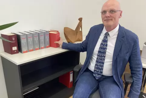 Mit Gesetzbüchern und Kunst: Johannes Holzheuser in seinem neuen Büro. Mit Gesetzbüchern und Kunst: Johannes Holzheuser in seinem neuen Büro.