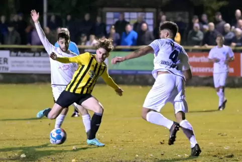 Zu viel Platz: Marvin Sprengling verlädt zwei Mechtersheimer Verteidiger und trifft zum 1:0 für den FV Dudenhofen. 