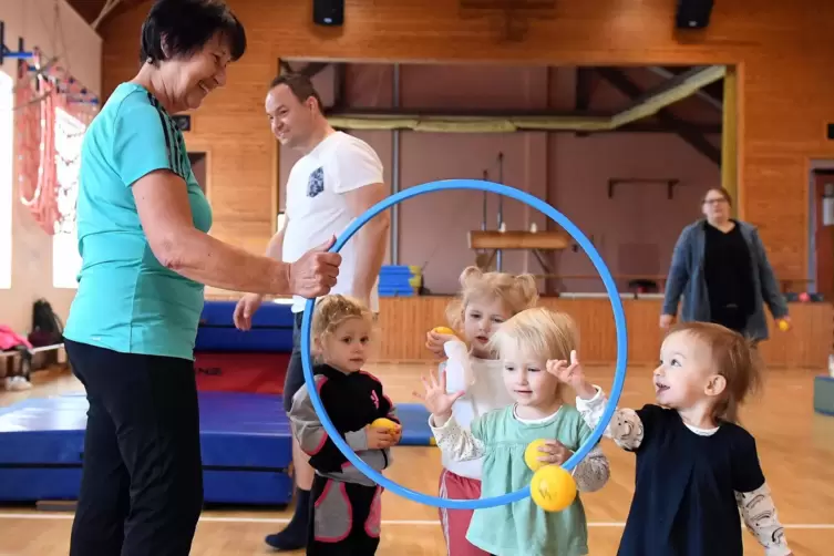 Evelyn Vergé (links) lässt ihre kleinen Schützlinge Bälle durch einen Ring werfen. So trainiert die Mußbacherin deren Koordinati
