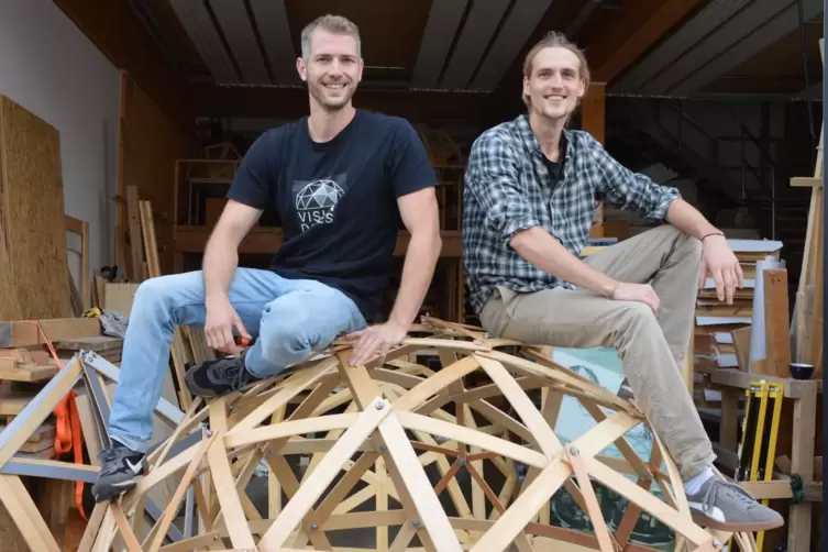 Philipp Jungk (links) und Leo Schleith machen aus Holzbrettern multifunktionale Kuppeln.