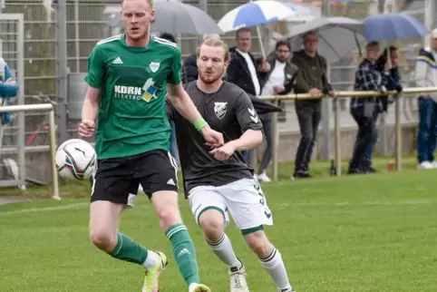 Jonathan Reiß (rechts), hier im Duell mit dem Heßheimer Dominik Hess, sorgte gegen Obersülzen für das entscheidende 2:1. 