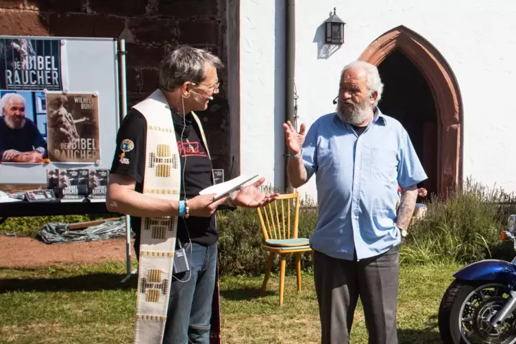 Winterbachs Pfarrer Tilo Brach mit Bibelraucher Wilhelm Buntz beim Motorradgottesdienst 2020.