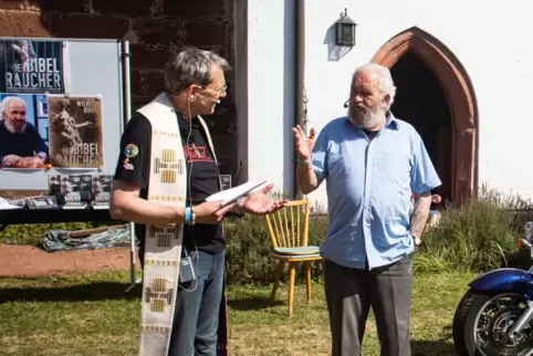 Winterbachs Pfarrer Tilo Brach mit Bibelraucher Wilhelm Buntz beim Motorradgottesdienst 2020.