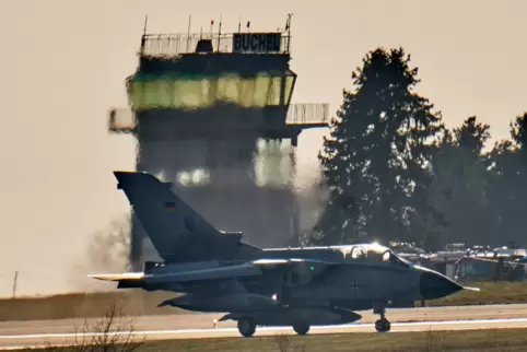 Ein Jagdbomber des Typs Tornado auf dem Fliegerhorst Büchel in Rheinland-Pfalz. 