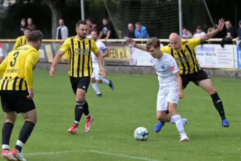 Zufrieden: Felix Perlpies (am Ball) vom TuS Mechtersheim II. 