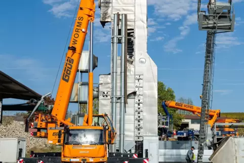 Das Silo in Einselthum wird abgebaut. 