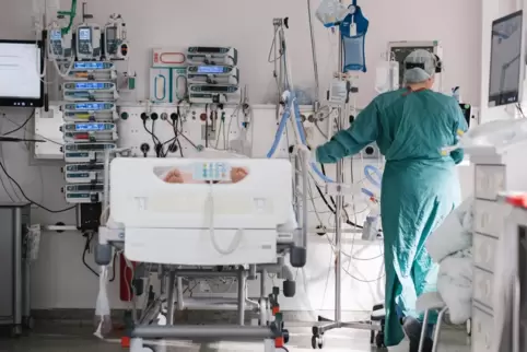 Die Belegung mit Corona-Patienten in den Intensivstationen steigt. 