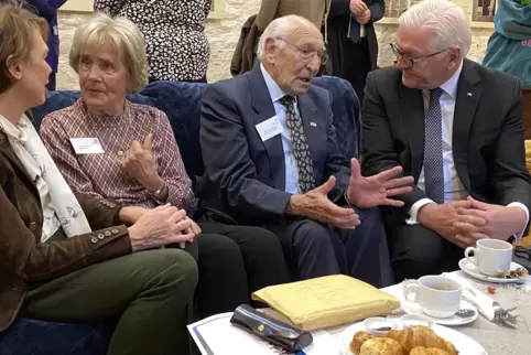 Zwei Iren mit deutscher Vergangenheit: Kathe Carrol und Heinz Kampas erzählen Bundespräsident Frank-Walter Steinmeier und seiner